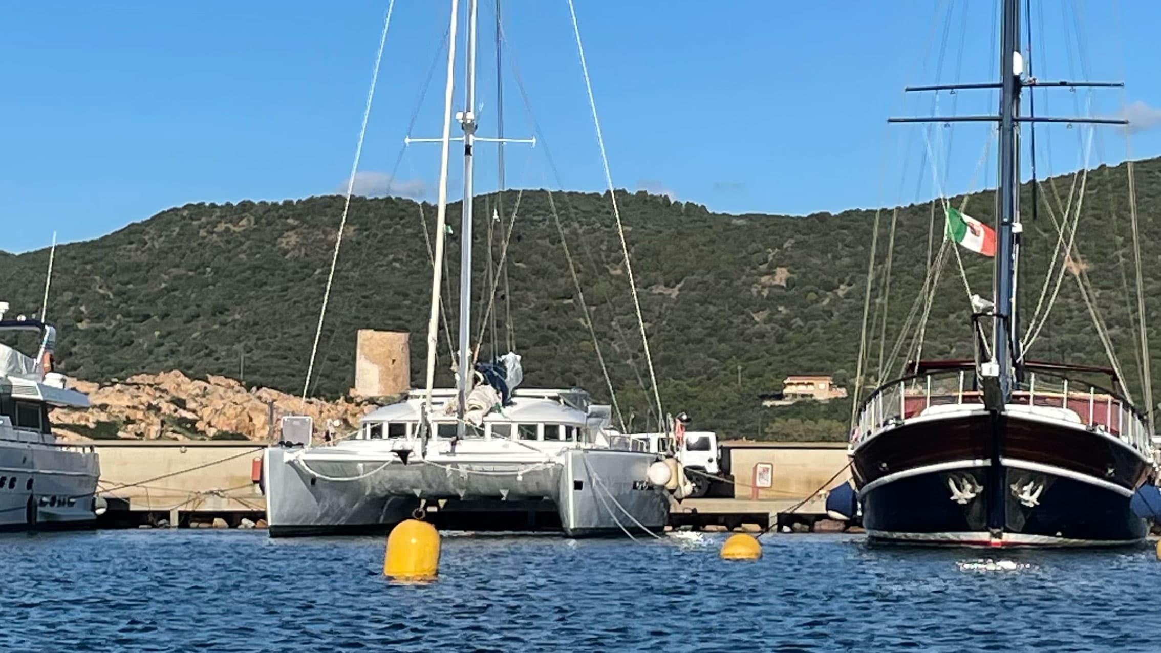 Catamarano Lagoon 570 in navigazione.